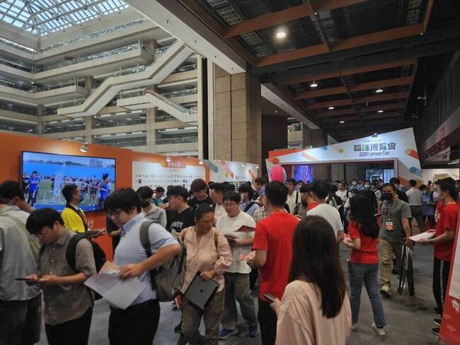 人力銀行：第2季職缺達118萬 金融科技業祭高薪搶才 | 華視新聞