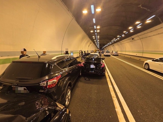 國3中寮隧道內9車事故無人傷 肇事原因待釐清 | 華視新聞