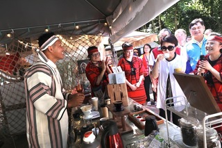 盧秀燕走訪谷關部落廣場特色攤位  體驗泡腳樂趣