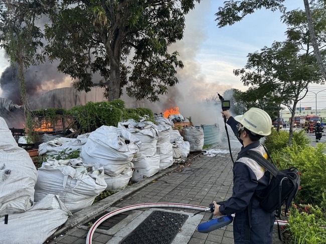 高雄資收廠火警  業者違法最高恐遭罰800萬元 | 華視新聞