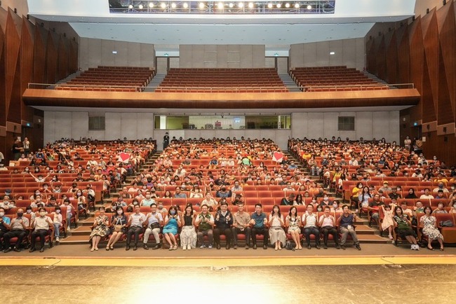 賴瑞隆捐選舉補助款  頒發優秀學生獎學金 | 華視新聞