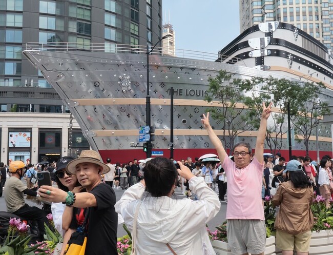 上海打卡熱門地標 全球唯一LV路易號街頭亮相 | 華視新聞