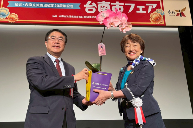 台南仙台締友誼市將滿20年 黃偉哲赴日贈噴市徽蘭花 | 華視新聞