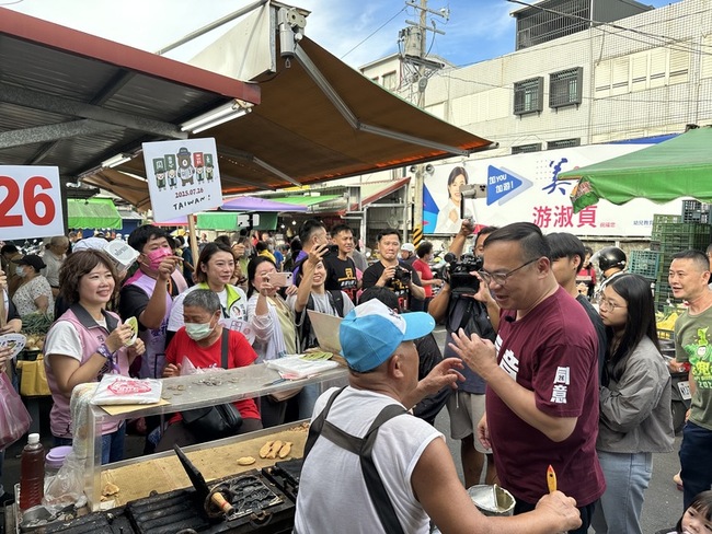 罷免案第3階段花蓮尬場 藍綠陣營市場掃街宣講 | 華視新聞