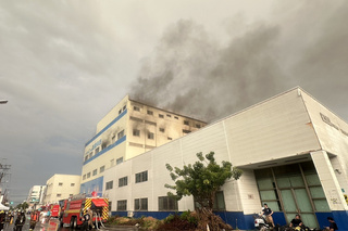 南市科技公司廠房火警 疑存多種化學品灌救一度撤離