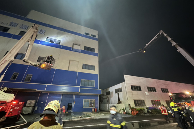 台南工廠火災化學物品多 消防一度撤離、連夜撲滅 | 華視新聞