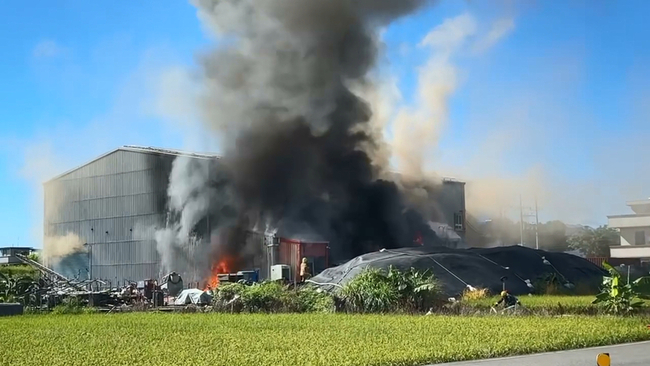 宜蘭五結碾米工廠大火 黑煙直竄天際 | 華視新聞