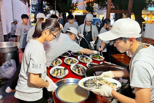 澎湖海事學校與弘光科大辦餐會 宴請百名獨居長者 | 華視新聞