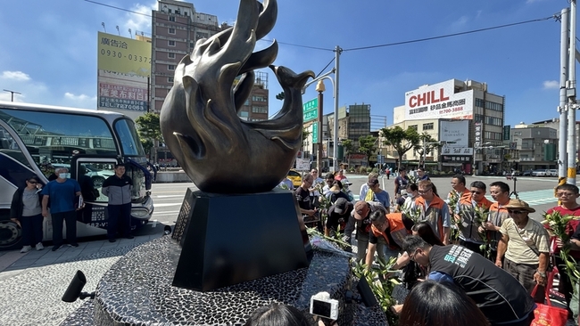 紀念喬友大火殉職消防員 「永保平安紀念碑」揭碑 | 華視新聞