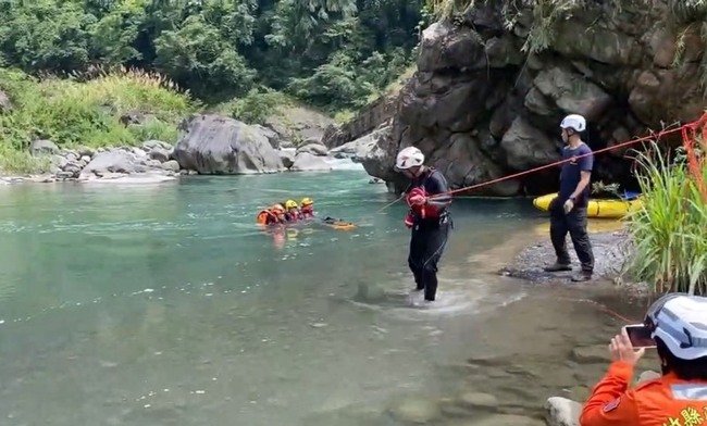 竹縣五峰鄉上坪溪泛舟遭暗流吸入  1男子溺斃 | 華視新聞
