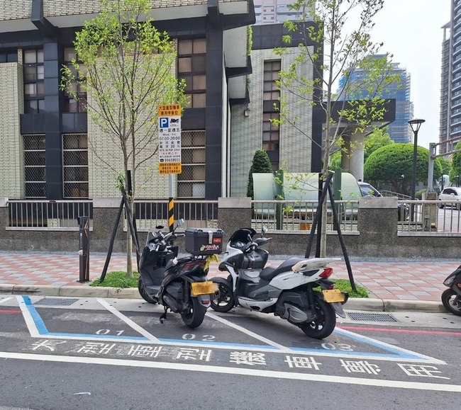 新北板橋、新店8月起試辦大型重機停路邊機車格 | 華視新聞