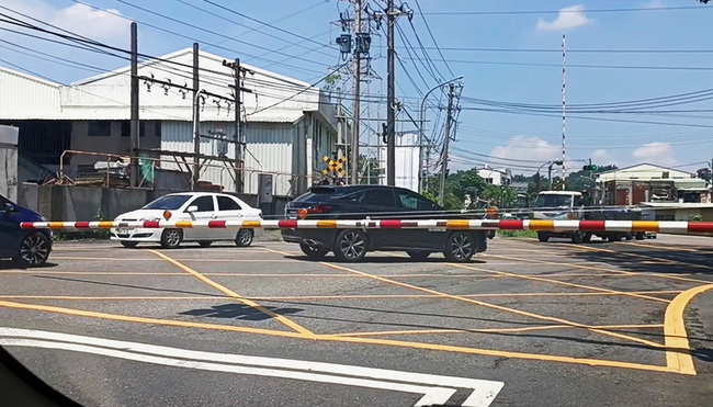 阿里山林鐵平交道遮斷桿故障 人車受阻已緊急修復 | 華視新聞