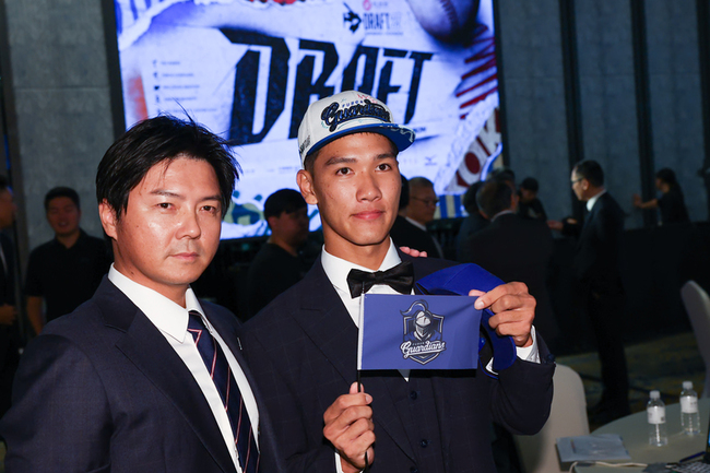 劉承佑選秀前夕新莊看球  如願獲悍將指名很開心 | 華視新聞