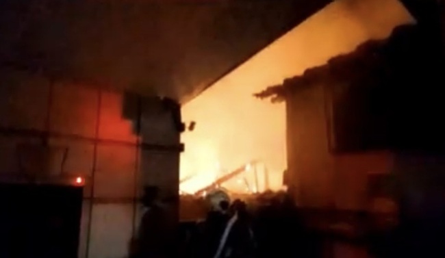 北市北投區空屋大火 緊鄰溫泉旅館險象生幸無傷亡 | 華視新聞