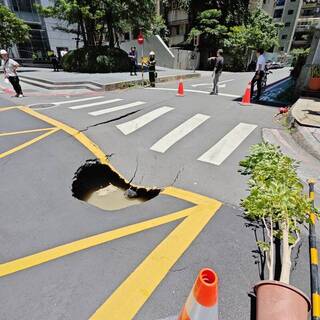 北市松山區路面下陷 現2公尺長坑洞警消管制