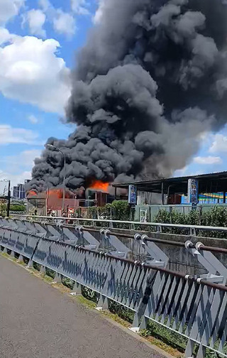 新北土城鐵皮倉庫大火撲滅 空氣品質示警解除