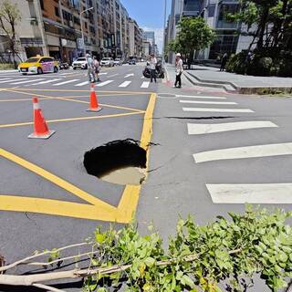 北市松山區路面現坑洞  北水處搶修管線晚間復水