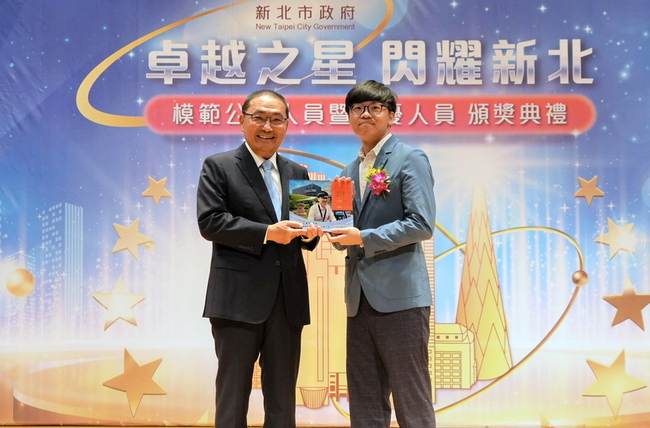 新北表揚模範、績優公務員 期許標竿學習 | 華視新聞