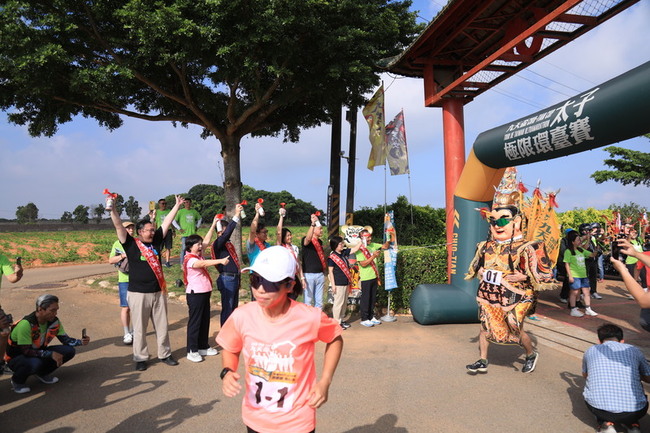 九天盃極限環台賽開跑 21人扛三太子神偶環台 | 華視新聞