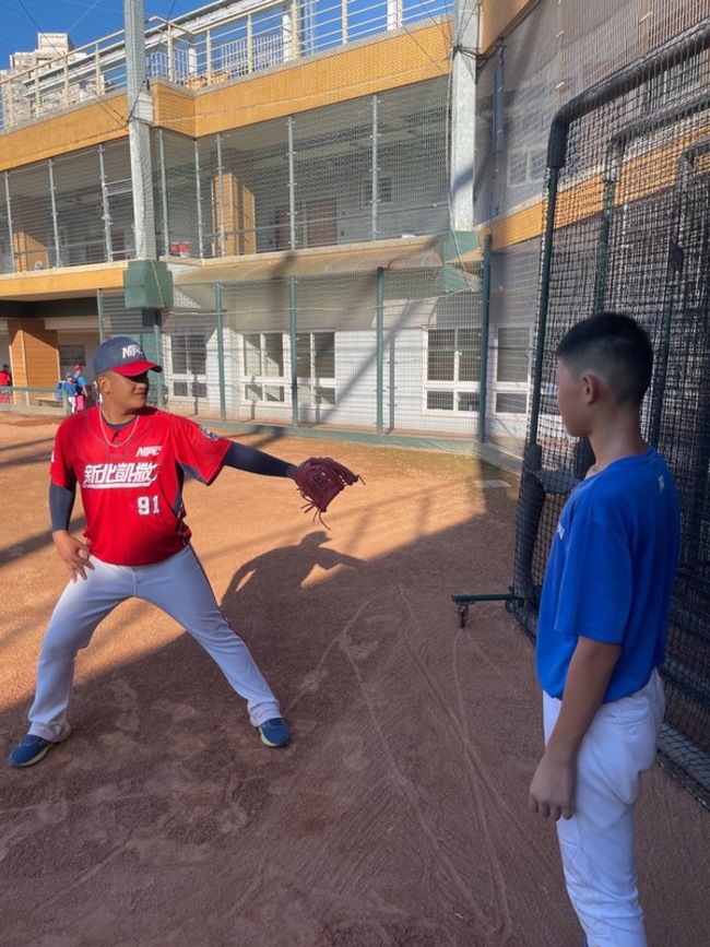 林鴻祥2年空白期周宗志拉一把 重回投手丘拚進職棒 | 華視新聞