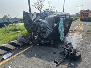 小客車下匝道失速自撞翻滾多圈 駕駛命大輕傷