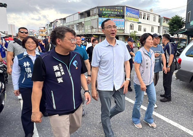 朱立倫陪黃建賓掃街籲投不同意罷免  罷團街頭開講 | 華視新聞