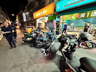 新北八里飛車追逐肇事 波及11機車3人傷