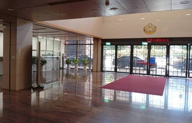 田山盛國騎機車闖法務部大廳  北院裁罰8000元 | 華視新聞