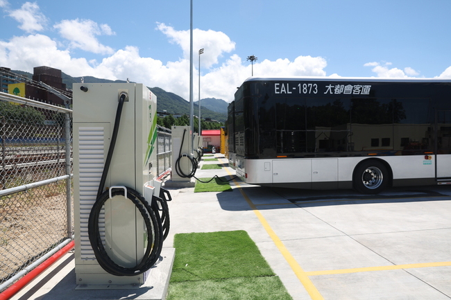 北市電動公車年底預計破千輛 共享充電場域啟用 | 華視新聞