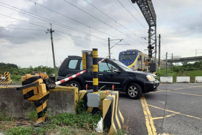 台南男駕車突故障卡平交道 及時按緊急鈕未釀事故 | 華視新聞