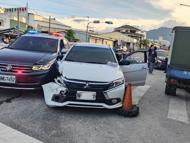 駕車拒攔檢  台東警開3槍追50公里制伏 | 華視新聞