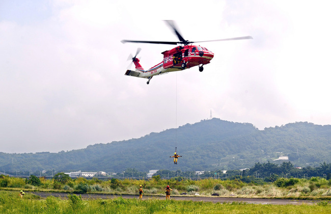 嘉義山區森林防火訓練  直升機實際操作繩索吊掛 | 華視新聞