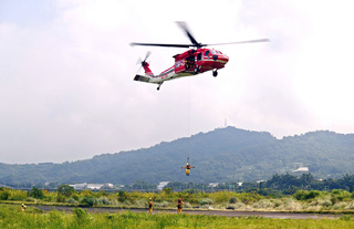 嘉義山區森林防火訓練  直升機實際操作繩索吊掛