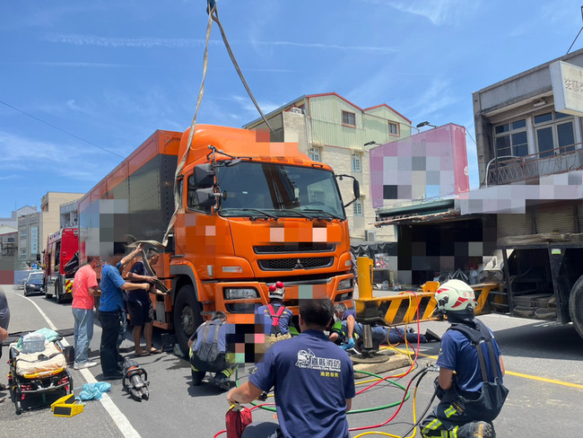 嘉義9旬婦牽單車過馬路  遭綠燈起步貨車撞上不治 | 華視新聞