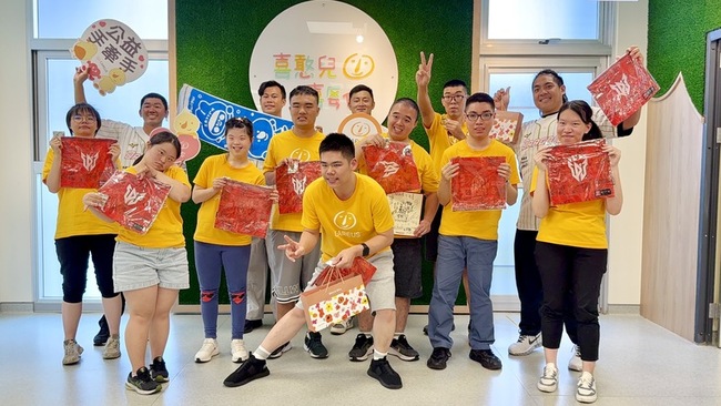 味全龍劉家豪率捕手群做公益  送暖喜憨兒基金會 | 華視新聞