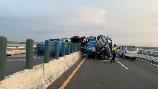 台61線彰化路段槽車翻覆雙向封閉 民眾提前改道 | 華視新聞