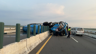 台61線彰化路段槽車翻覆雙向封閉 民眾提前改道