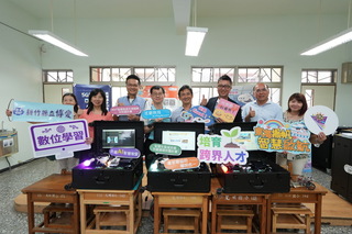 竹縣多所學校獲捐AI智慧展示箱 推科技教育