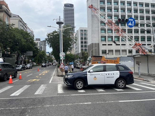 高雄大同醫院現坑洞 疑工地連續壁施工致地基流失 | 華視新聞