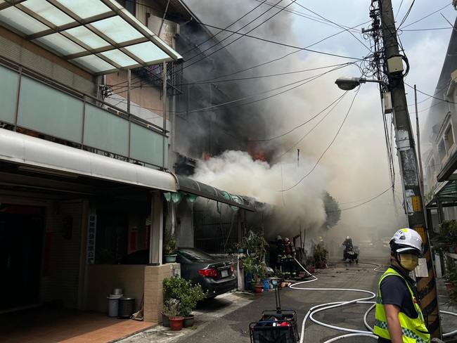 台中烏日透天住宅火警 70歲女性不適送醫檢查 | 華視新聞