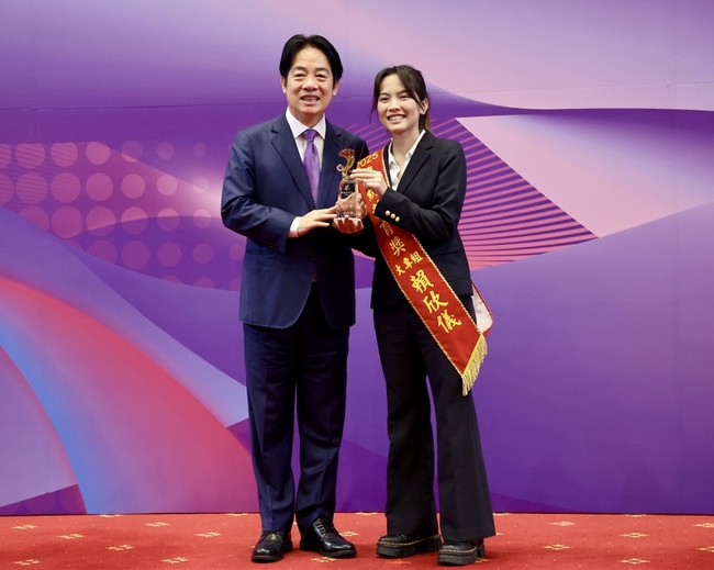 總統教育獎得主克服腦性麻痺 成為技能競賽國手 | 華視新聞