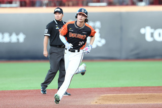 林佳緯棒打徐若熙 中職史上最年輕首局首打席開轟