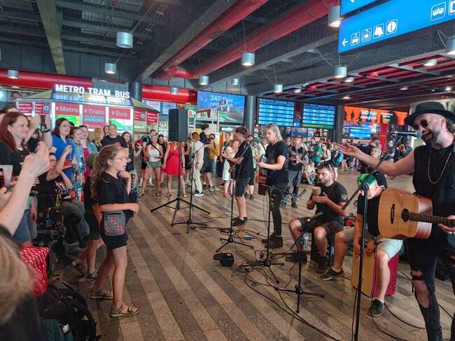 捷克突發大停電癱瘓交通 車站滯留群眾聽搖滾樂團合唱 | 華視新聞