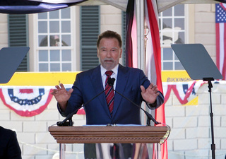 美國慶日出席公民宣誓典禮 阿諾讚移民是動作英雄