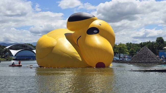 童玩節史努比鴨充氣不足塌扁 宜縣：防颱才洩氣 | 華視新聞