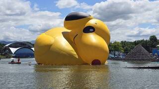 童玩節史努比鴨充氣不足塌扁 宜縣：防颱才洩氣