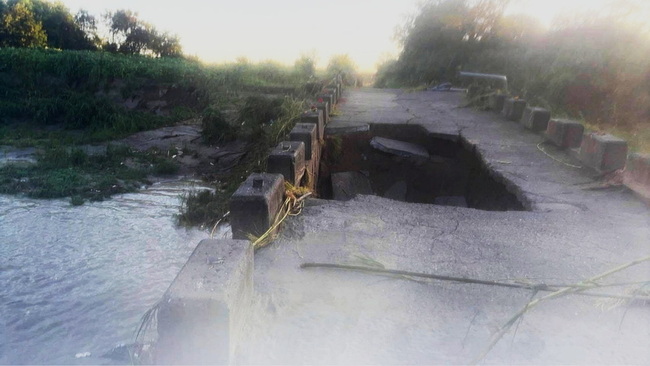 嘉縣太保北新里牛稠溪浮水橋破大洞 兩端封閉 | 華視新聞