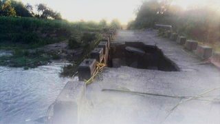 嘉縣太保北新里牛稠溪浮水橋破大洞 兩端封閉