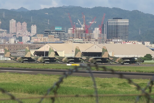 颱風丹娜絲逼近 空軍5架C-130停放松機防颱 | 華視新聞