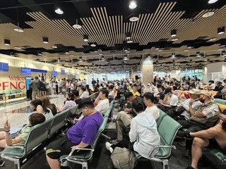 颱風丹娜絲逼近  澎湖機場湧逾300人候補返台